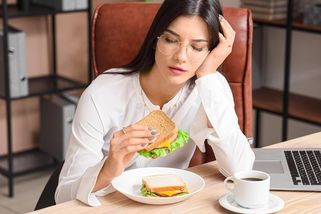 V jakém zaměstnání se nejvíce tloustne? Vyhrává směnný provoz, mnohá úskalí má i práce v kanceláři - Proženy.cz